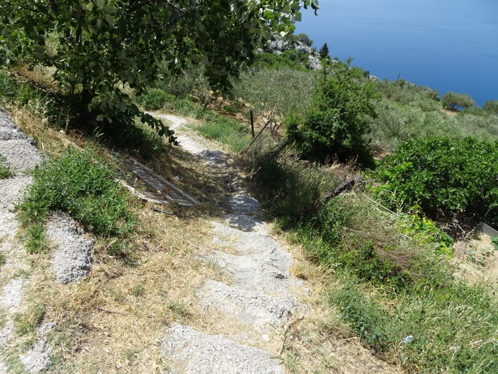 Leave the street and follow this small trail down into <i>Omiš</i>