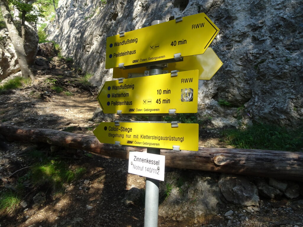 Follow the trail towards <i>Coloir-Stiege</i>