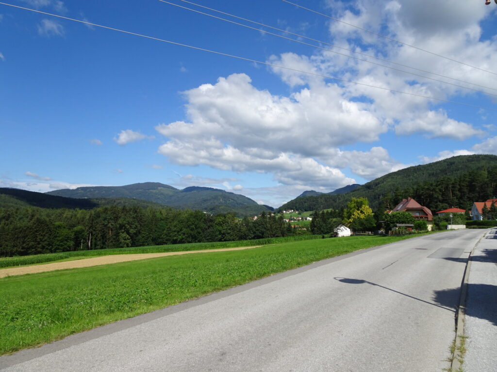 Follow this street (<i>Katerlochweg</i>)