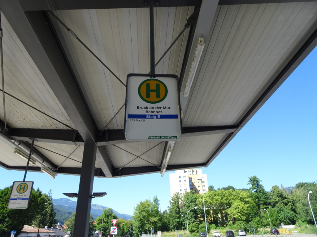 Waiting for bus (line 165) towards <i>Tragöß</i> 