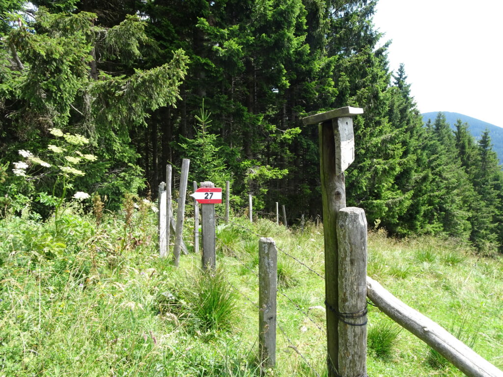 Follow trail <i>27</i> towards <i>Stoahandhütte</i>