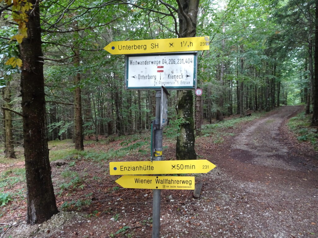 Turn right at <i>Bettelmannkreuz</i> towards <i>Enzianhütte</i>