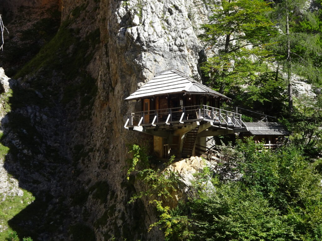 The impressive hut at the <i>Rinka waterfall</i>
