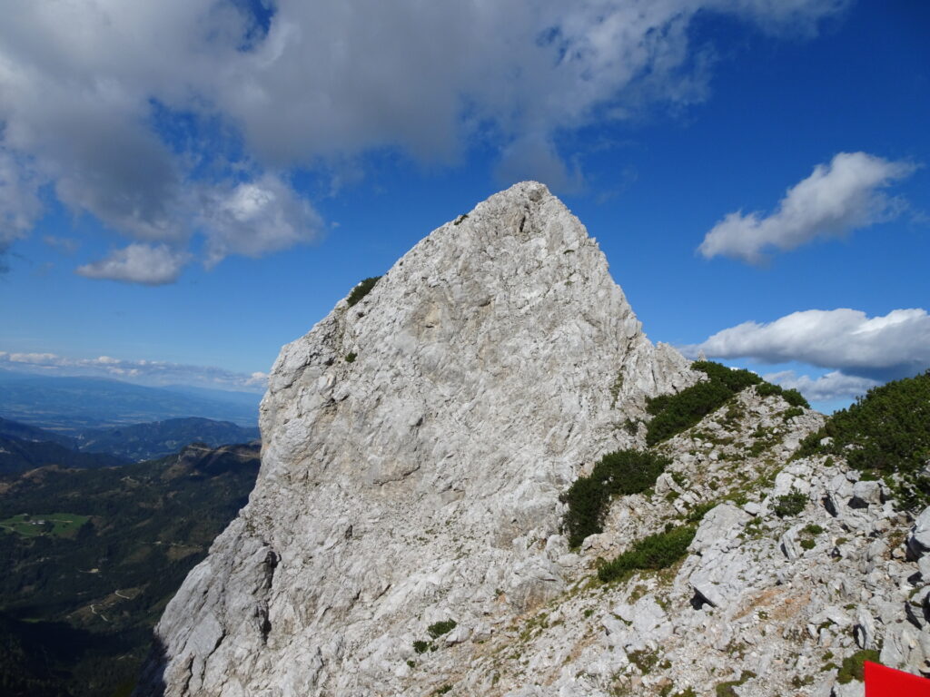 The <i>Vellacherturm</i> seen from the trail towards <i>Ledinski vrh</i>