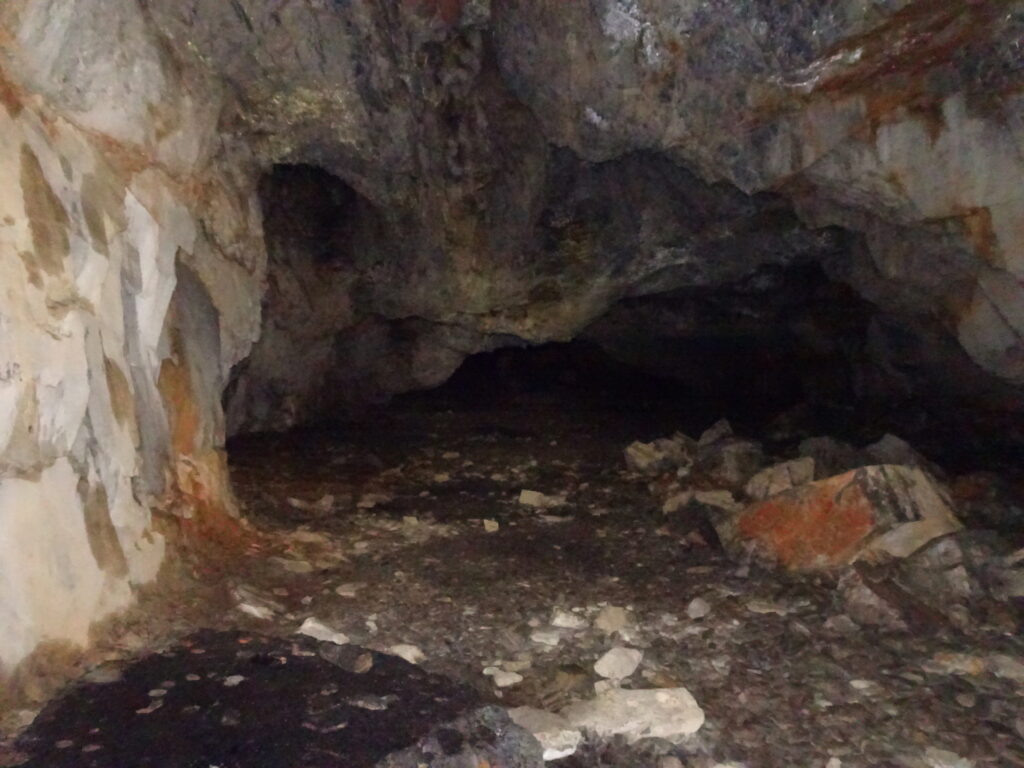 Inside the gigantic <i>Rablloch</i> cave