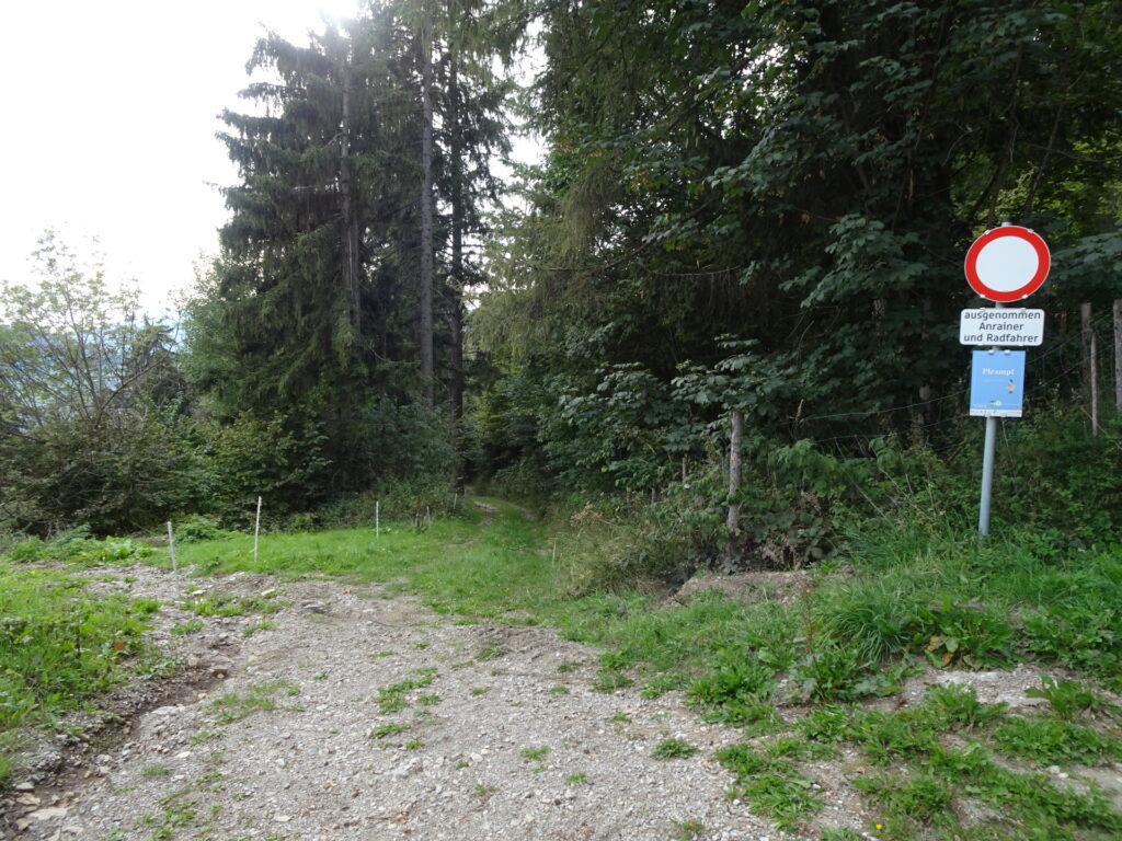 The marked trail downwards to <i>Jägersteig</i>
