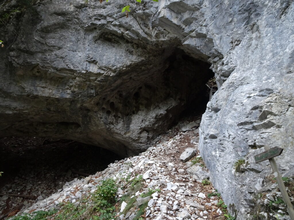 The <i>Jägersteig</i> leads through the <i>Wagenhütte</i> cave