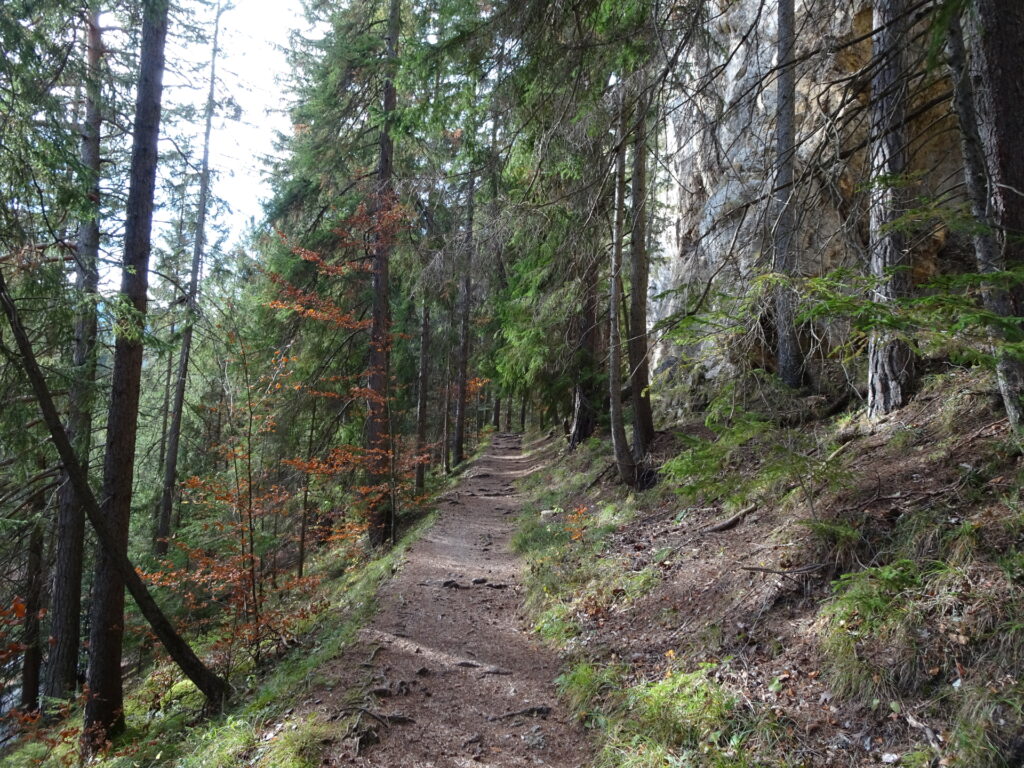 Hiking trail along impressive climbing walls