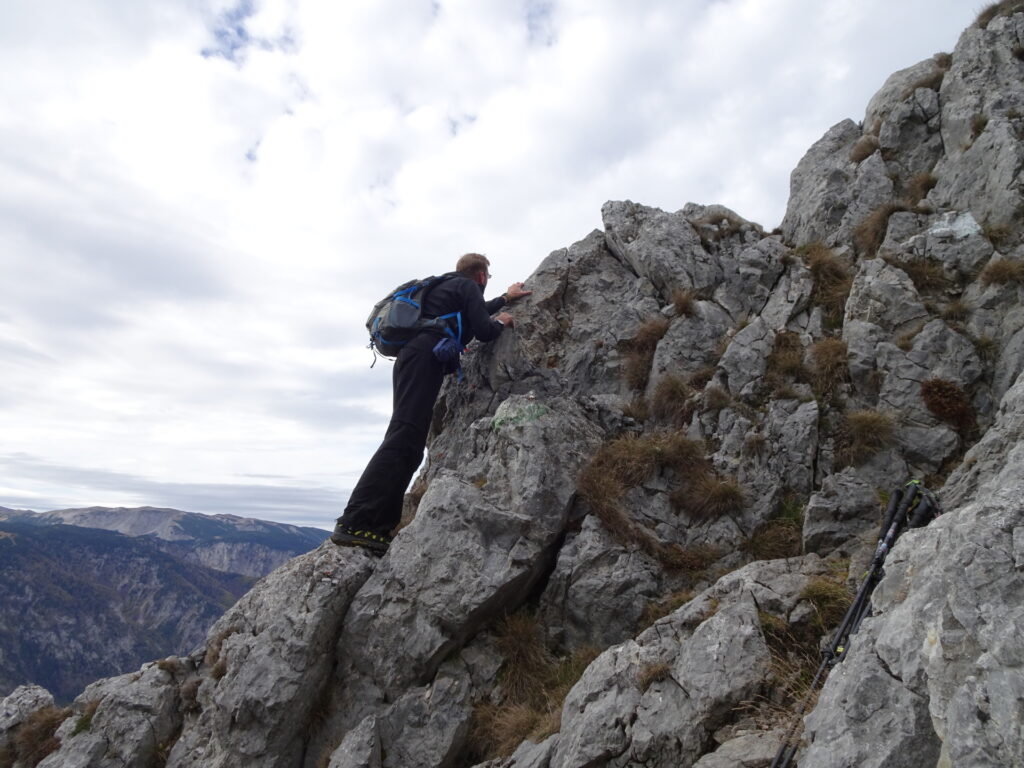 Stefan decides for the direct route (climbing, UIAA II) to <i>Krummbachstein</i>