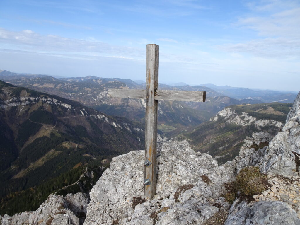 The summit cross at the end of the climbing route (but not at the highest point)