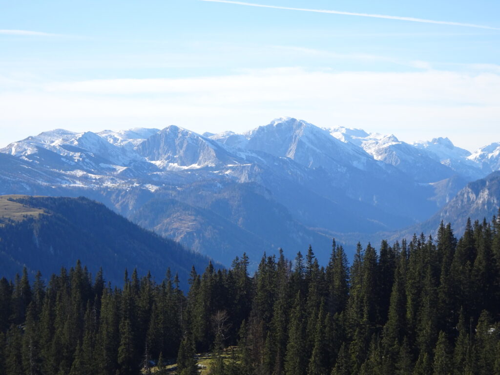 Amazing distance view from the trail towards <i>Tonion</i>