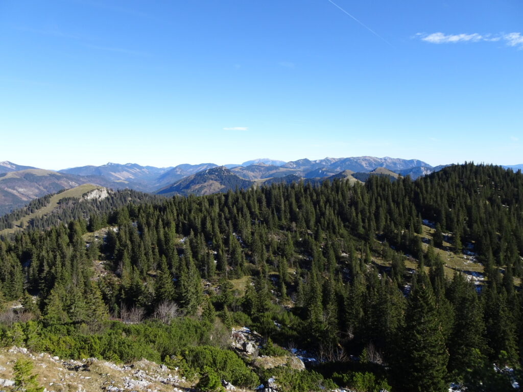 Amazing distance view from the trail towards <i>Tonion</i>