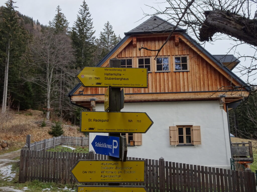 Follow the trail towards <i>Halterhütte</i>