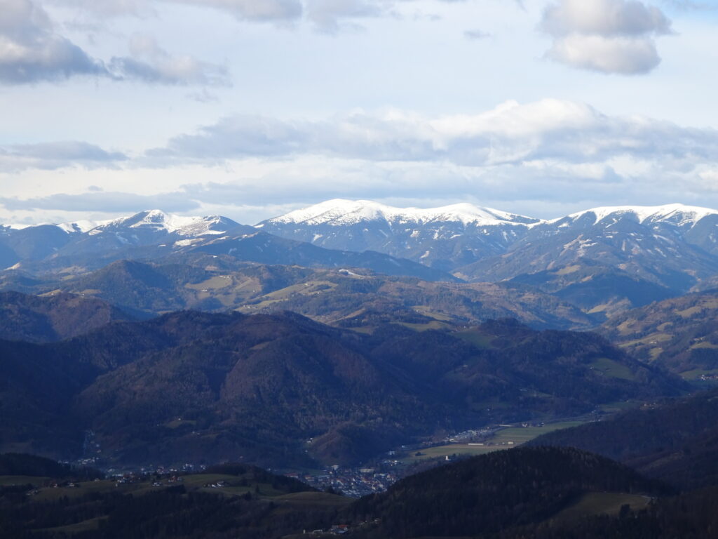 Impressive distance view from the trail towards <i>Niederer Schöckl</i>