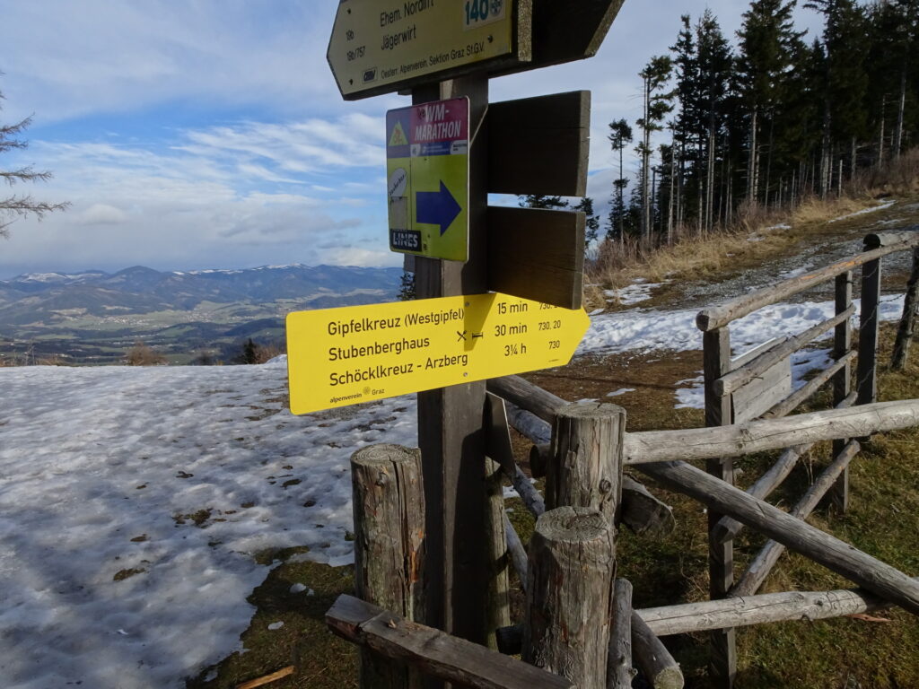 Follow the trail towards the summit cross (<i>Gipfelkreuz</i>)