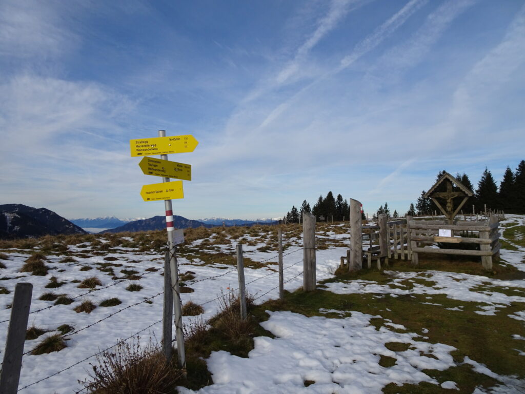 Turn right at <i>Wallfahrerkreuz</i> towards <i>Haberlstallhütte</i>