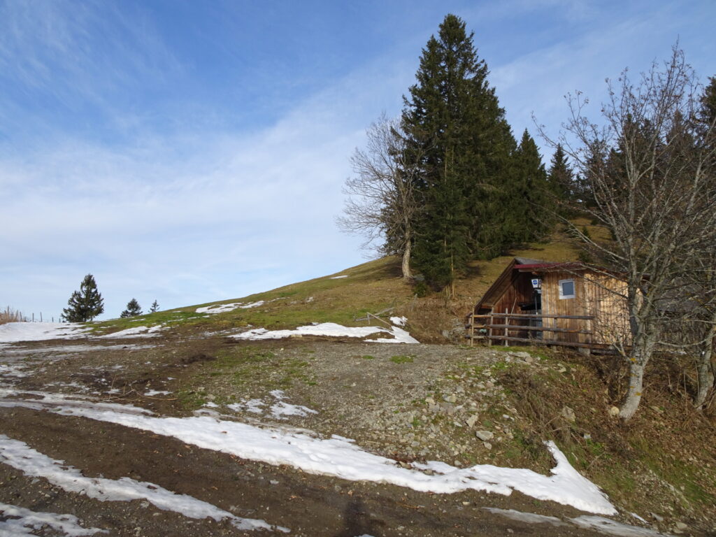 Bypass this little hut on its left and ascend towards <i>Zechnerschlag</i>