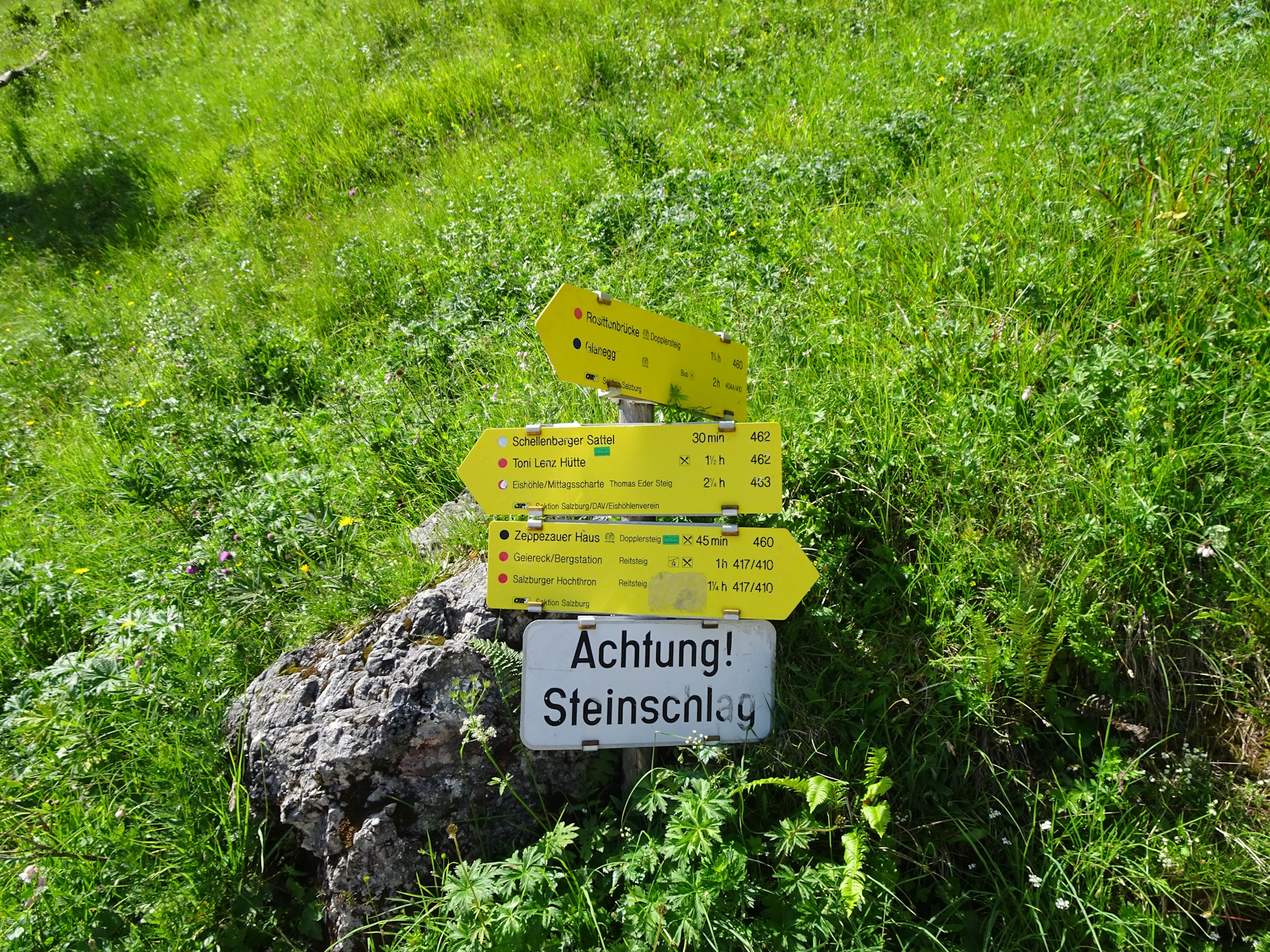 Follow the trail towards <i>Zeppezauer Haus</i>