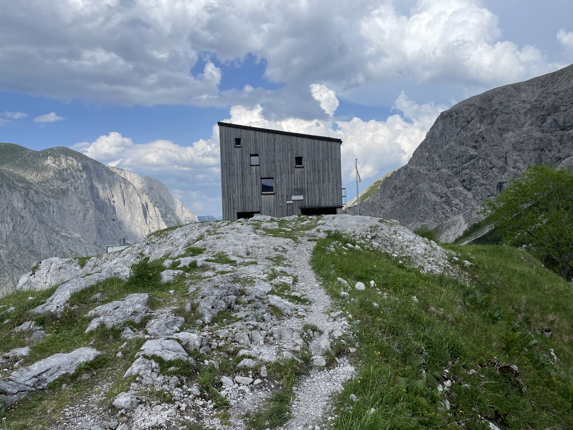 Approaching <i>Voisthalerhütte</i>