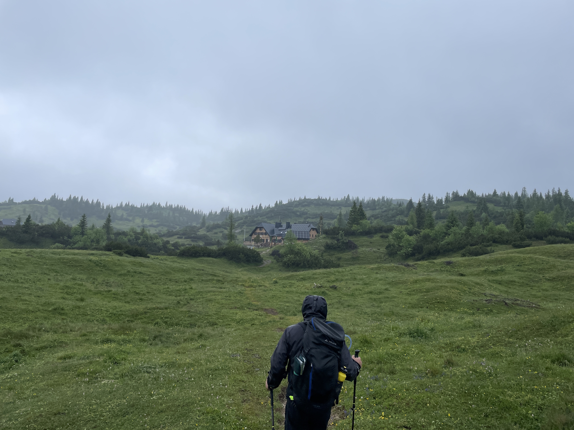 Approaching <i>Sonnschienhütte</i>