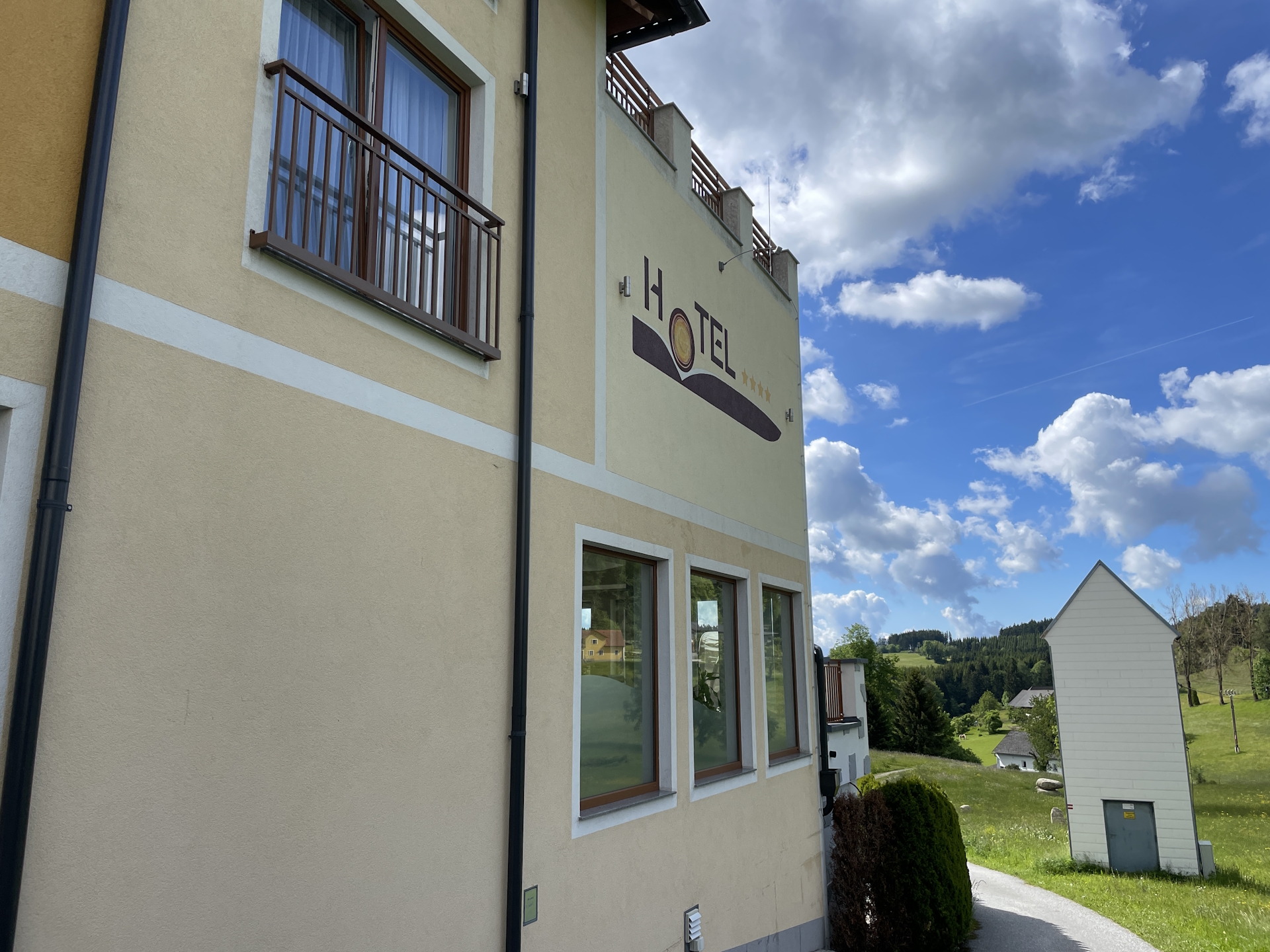 The trail passes by the <i>Hotel Rockenschaub</i>