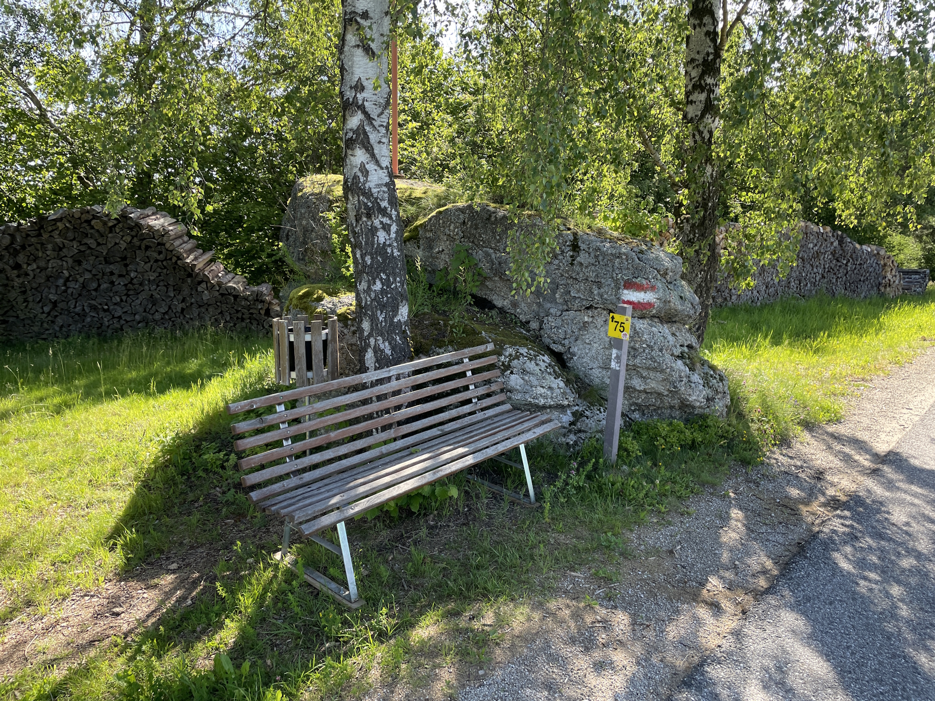A nice rest area in the shadow on the tarmac trail to <i>Schönbach</i>