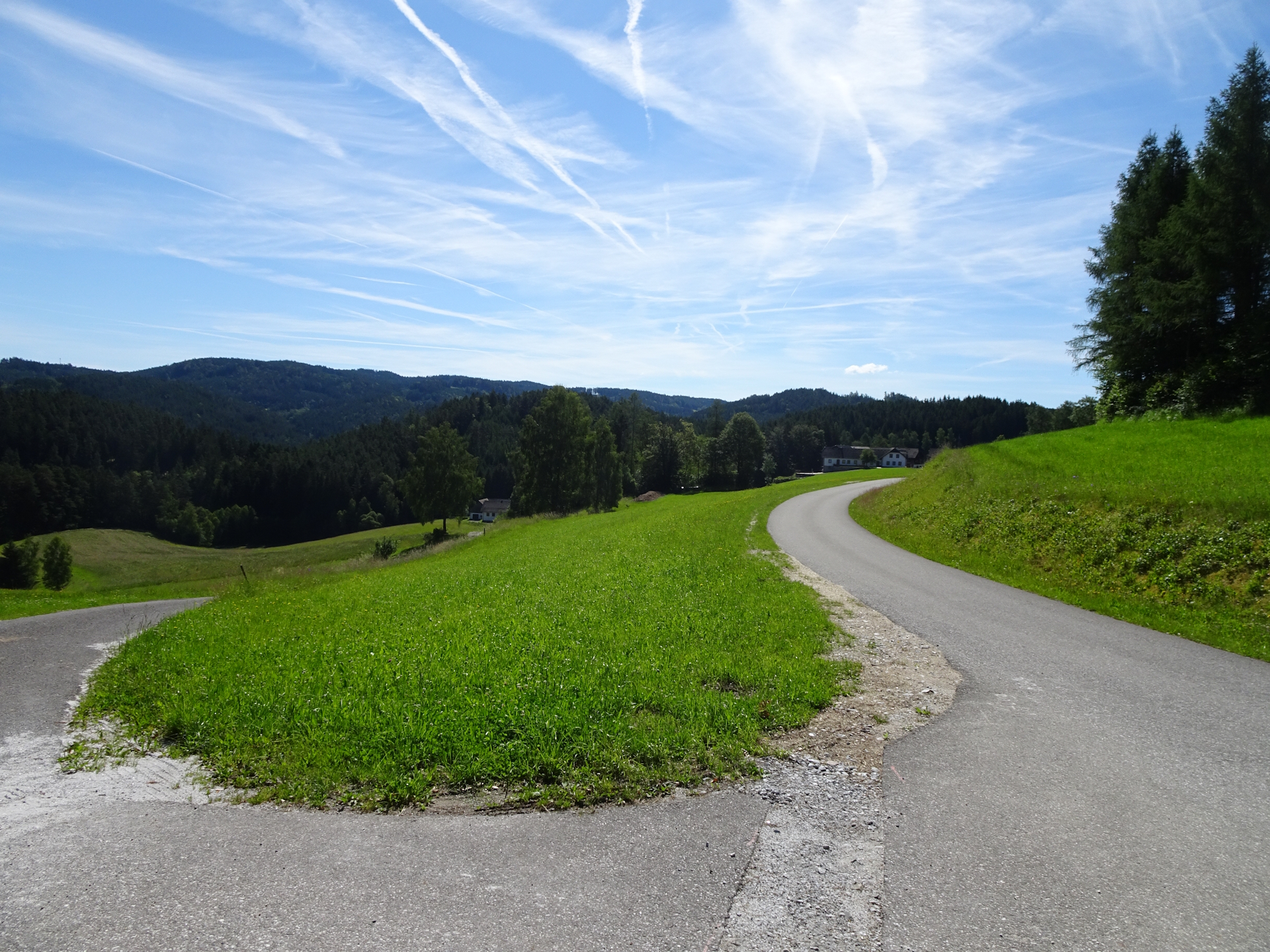 Again paved (and unmarked) roads from <i>Schönbach</i> to <i>Bad Traunstein</i>