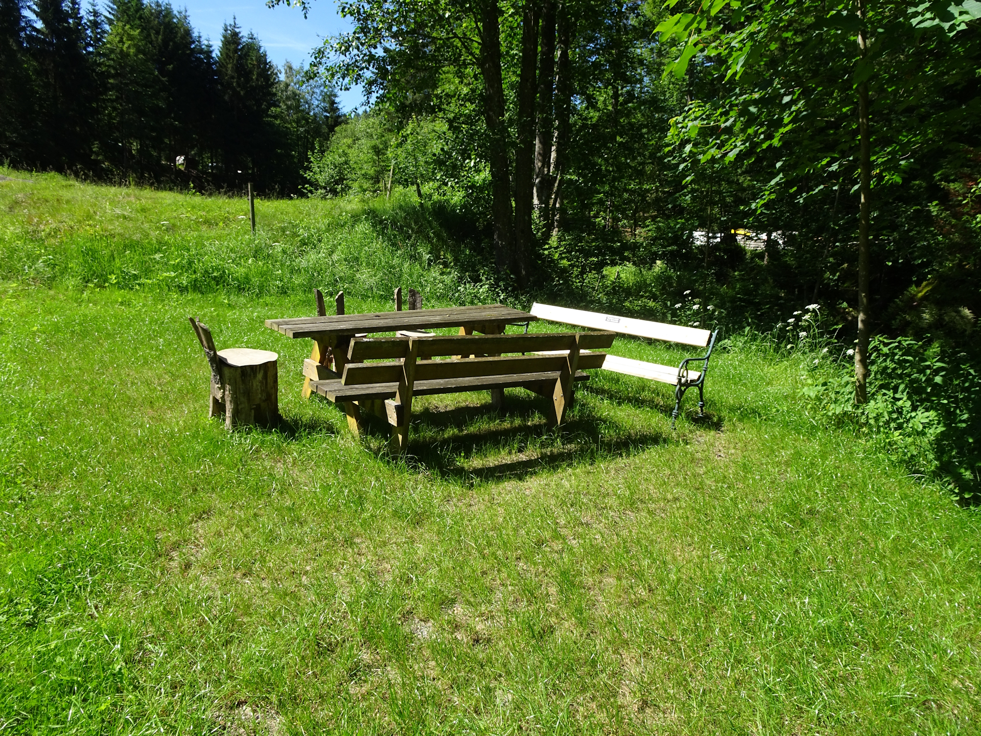 The inviting (but sun exposed) rest area <i>Anschaumühle</i>