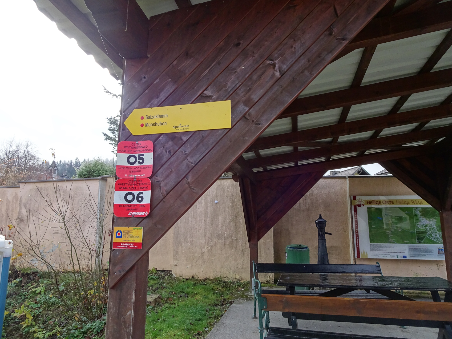 Follow the trail towards <i>Mooshuben</i>