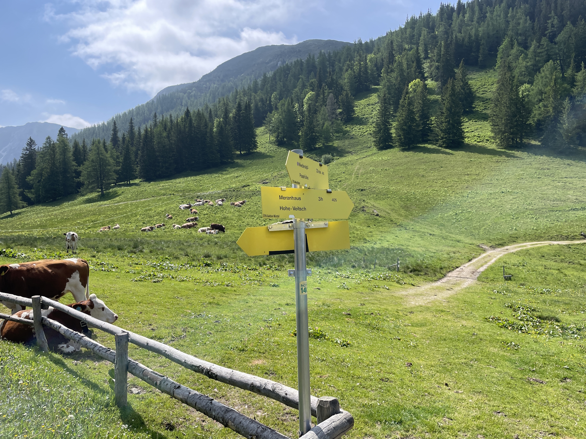 Follow the gravel road heading to <i>Meranhaus</i>