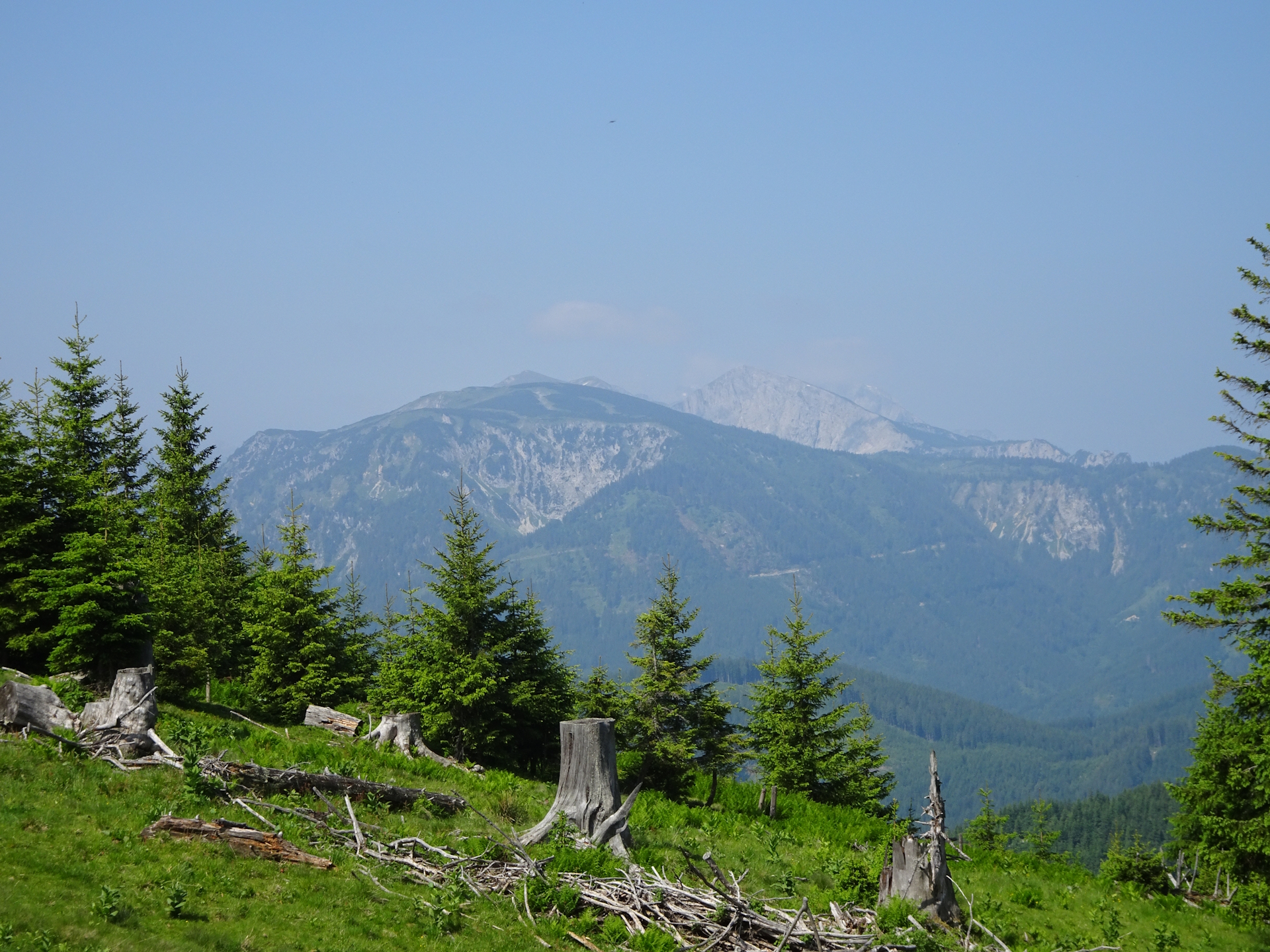 Amazing distance view from the trail towards <i>Hohe Veitsch</i>