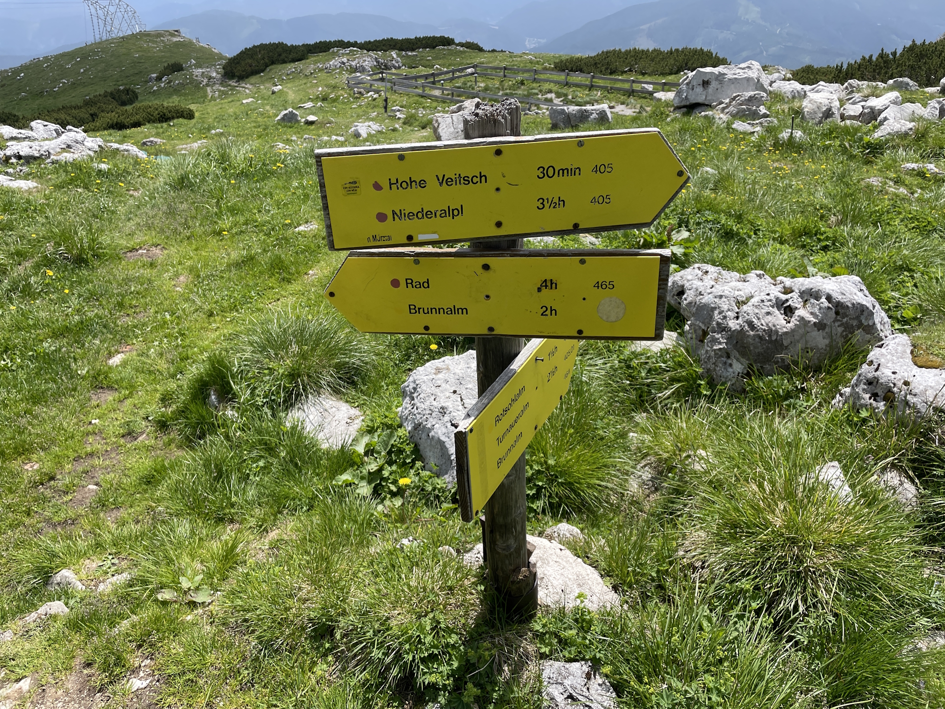 The official crossing of <i>01</i> and <i>05</i>. After the break the tour follows the trail towards <i>Rotsohlalm</i>