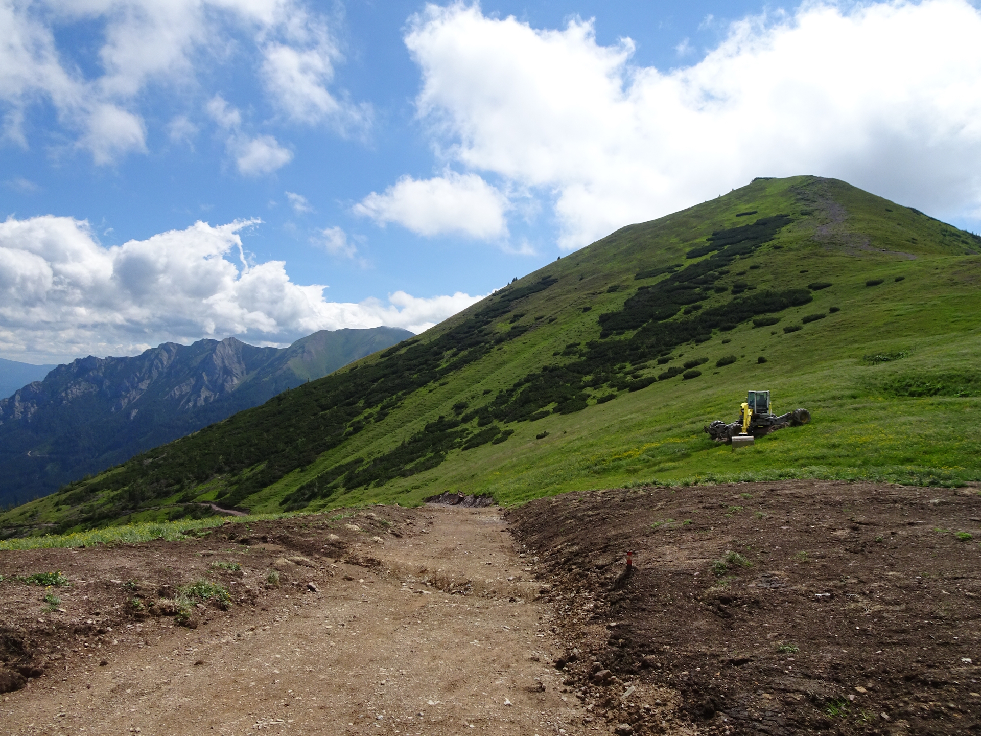 The right trail down to <i>Leobnerhütte</i>