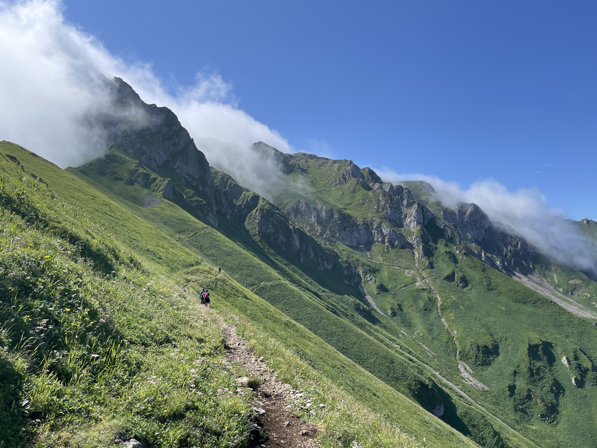 A bit before the crossing between the alpine variant (left) and the easier variant (right)