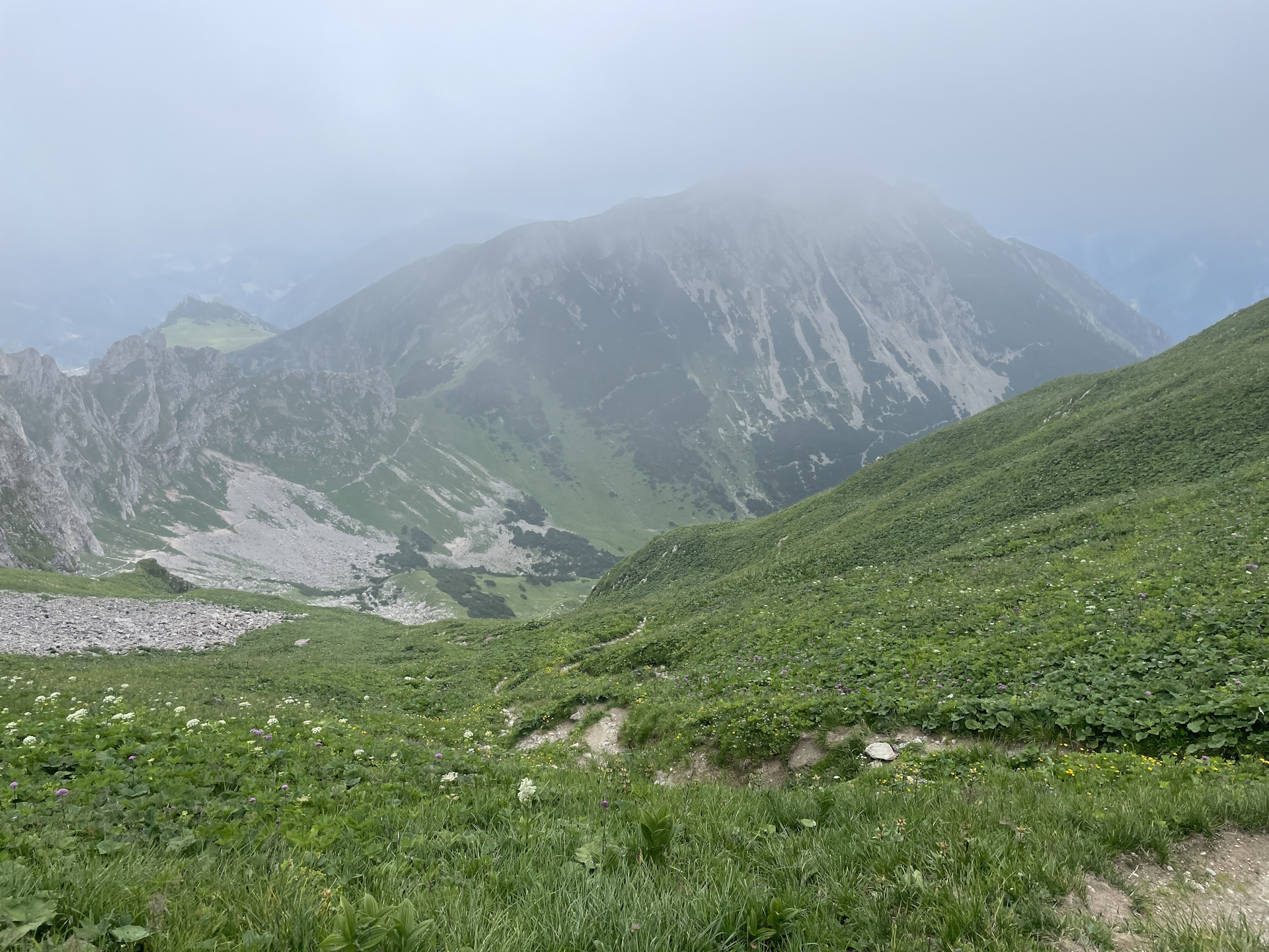 The steep trail down to <i>Krumphals</i>