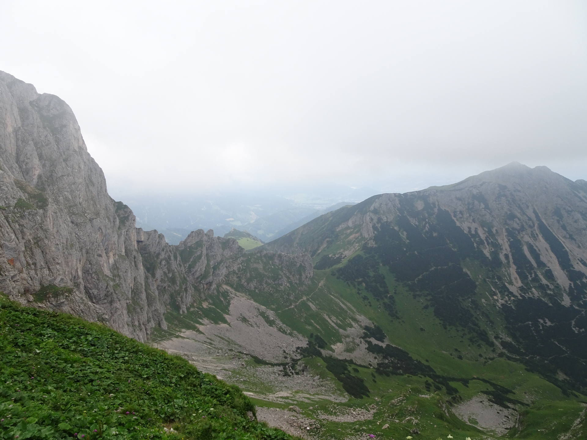 On the scenic (but tricky) trail down to <i>Krumphals</i>