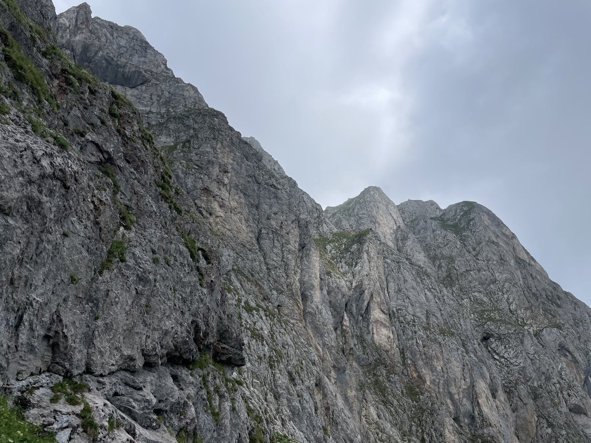 Impressive mountain scenery on the trail towards <i>Krumphals</i>