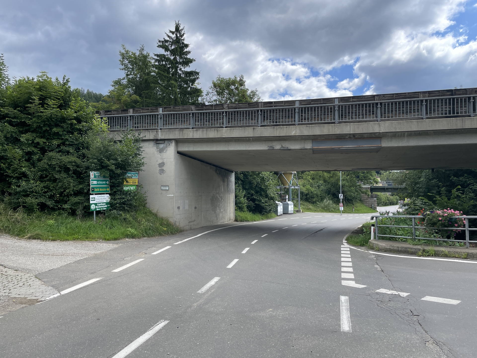 Here we aborted the last stage. The official stage now continues on the left hand-side!