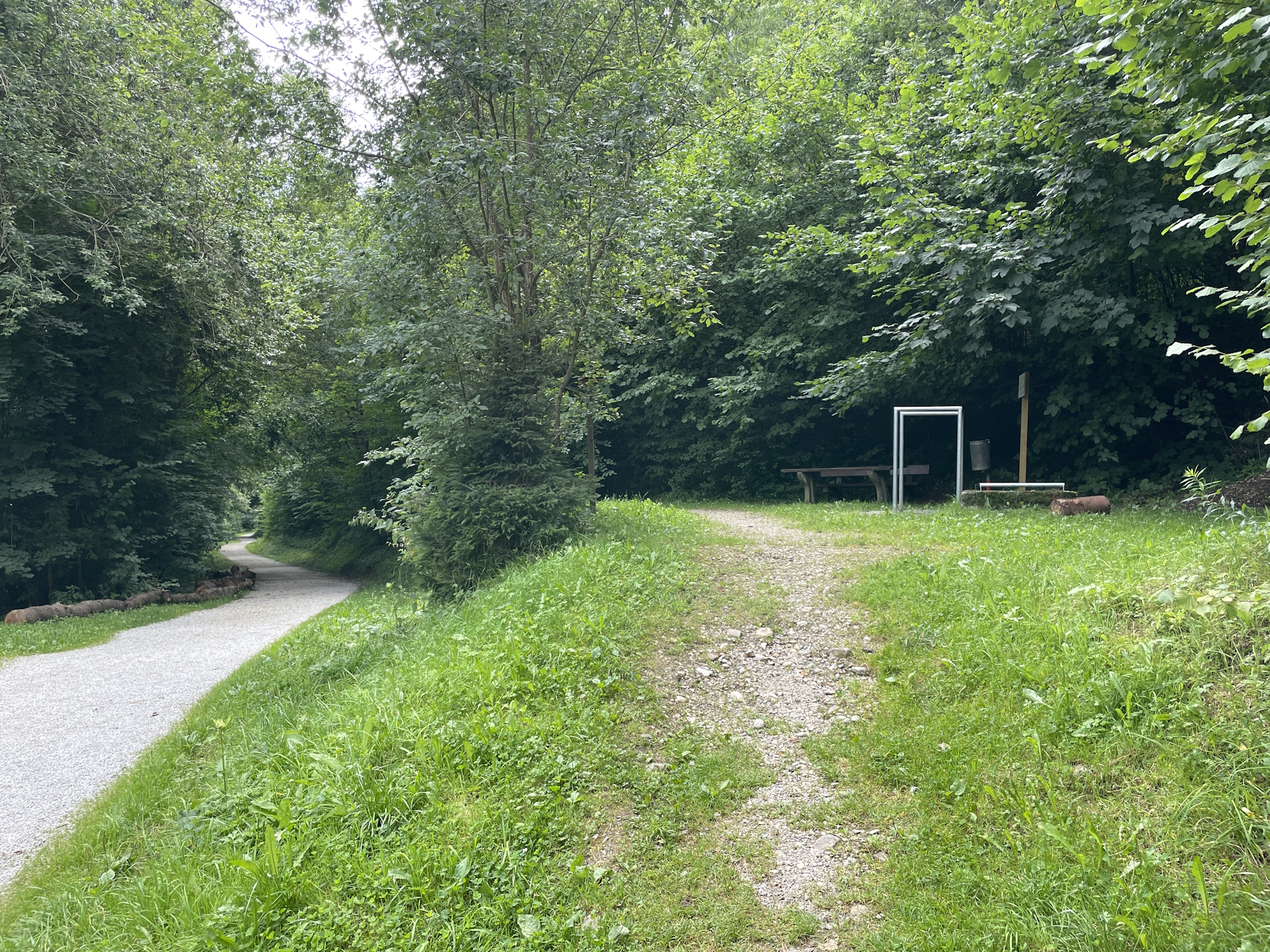 Easy to miss: After the little lake, turn RIGHT here and follow the trail behind the rest area!