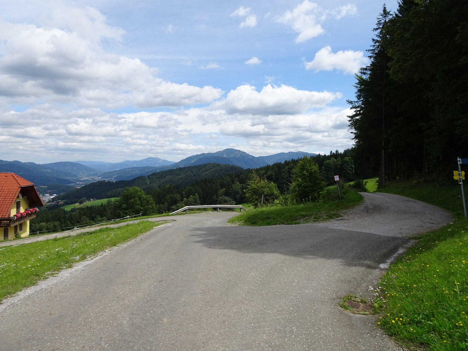 Follow the right gravel road towards <i>Leoben</i>
