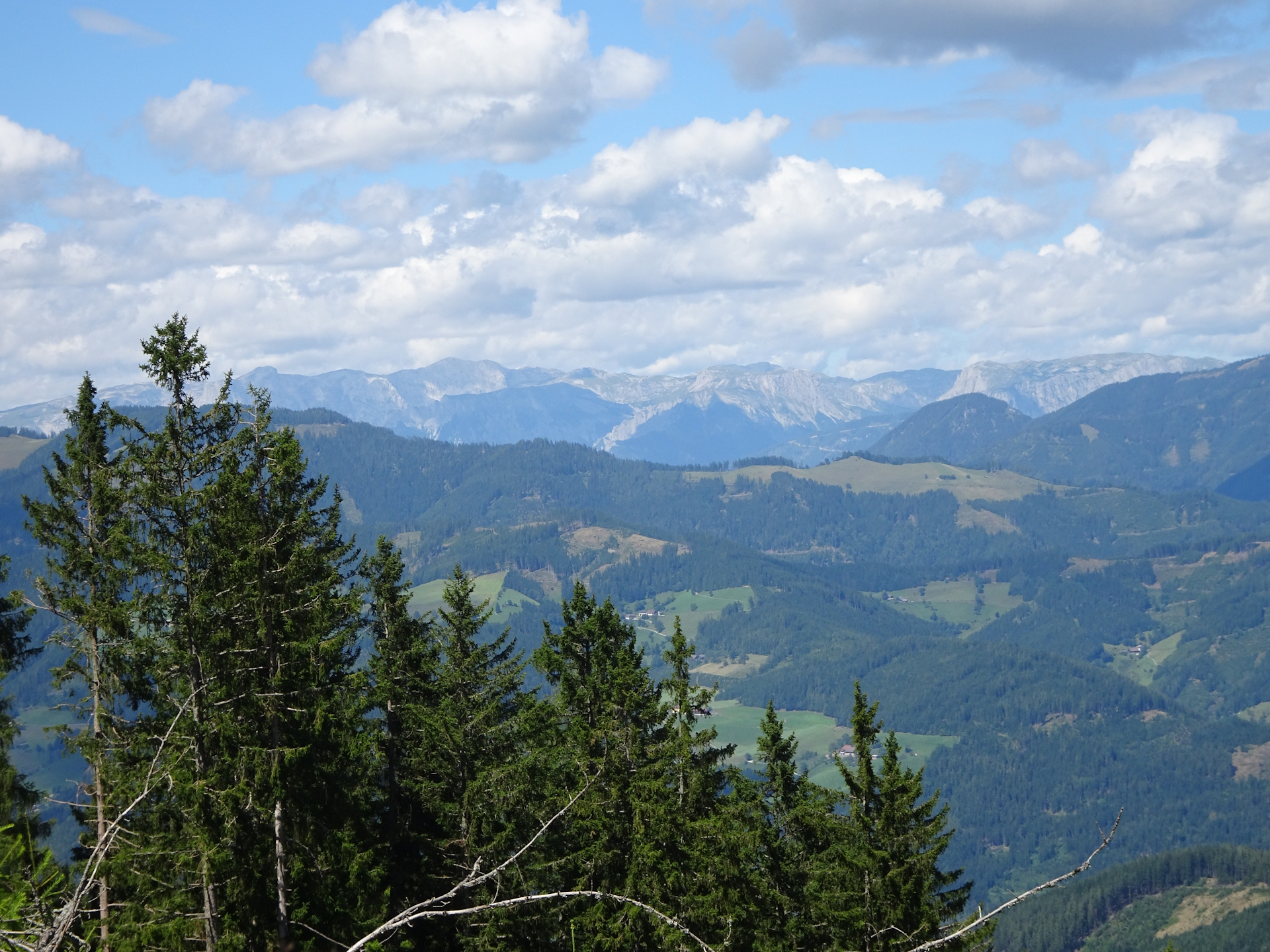 Amazing distance view from the trail towards <i>Gstattmoaralm</i>