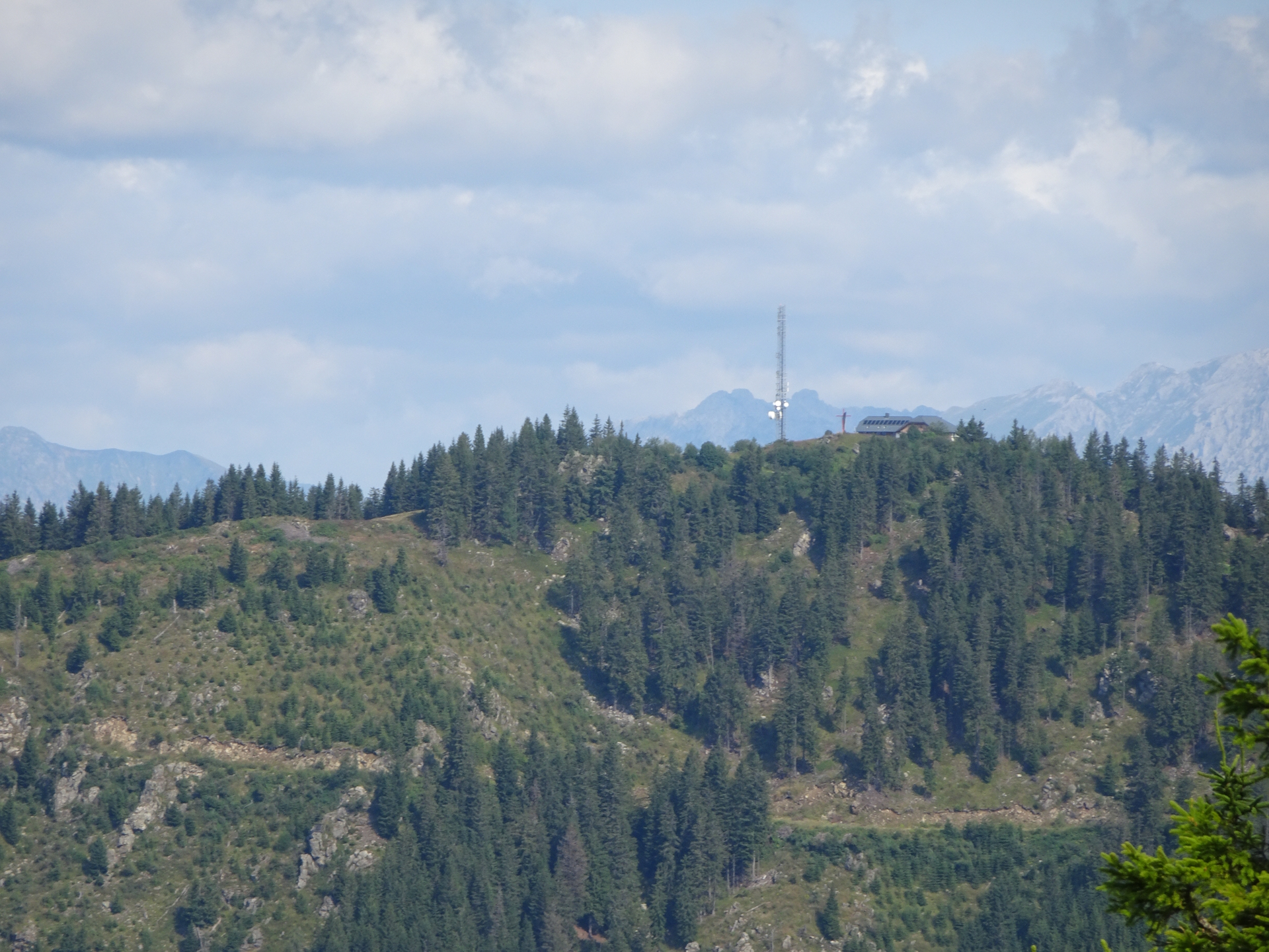 The <i>Mugelschutzhaus</i> seen from <i>Hochalpe</i>