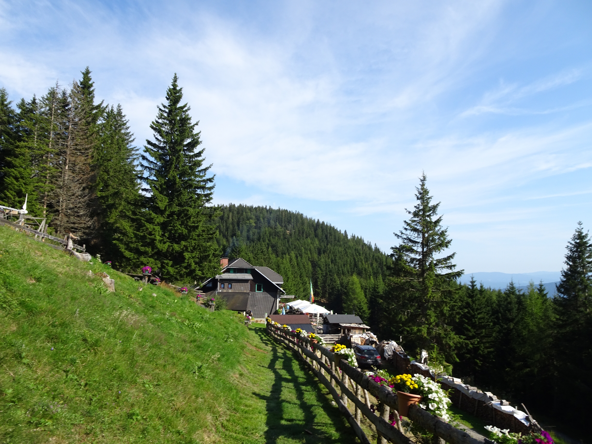 Approaching the <i>Oskar Schauer Sattelhaus</i>