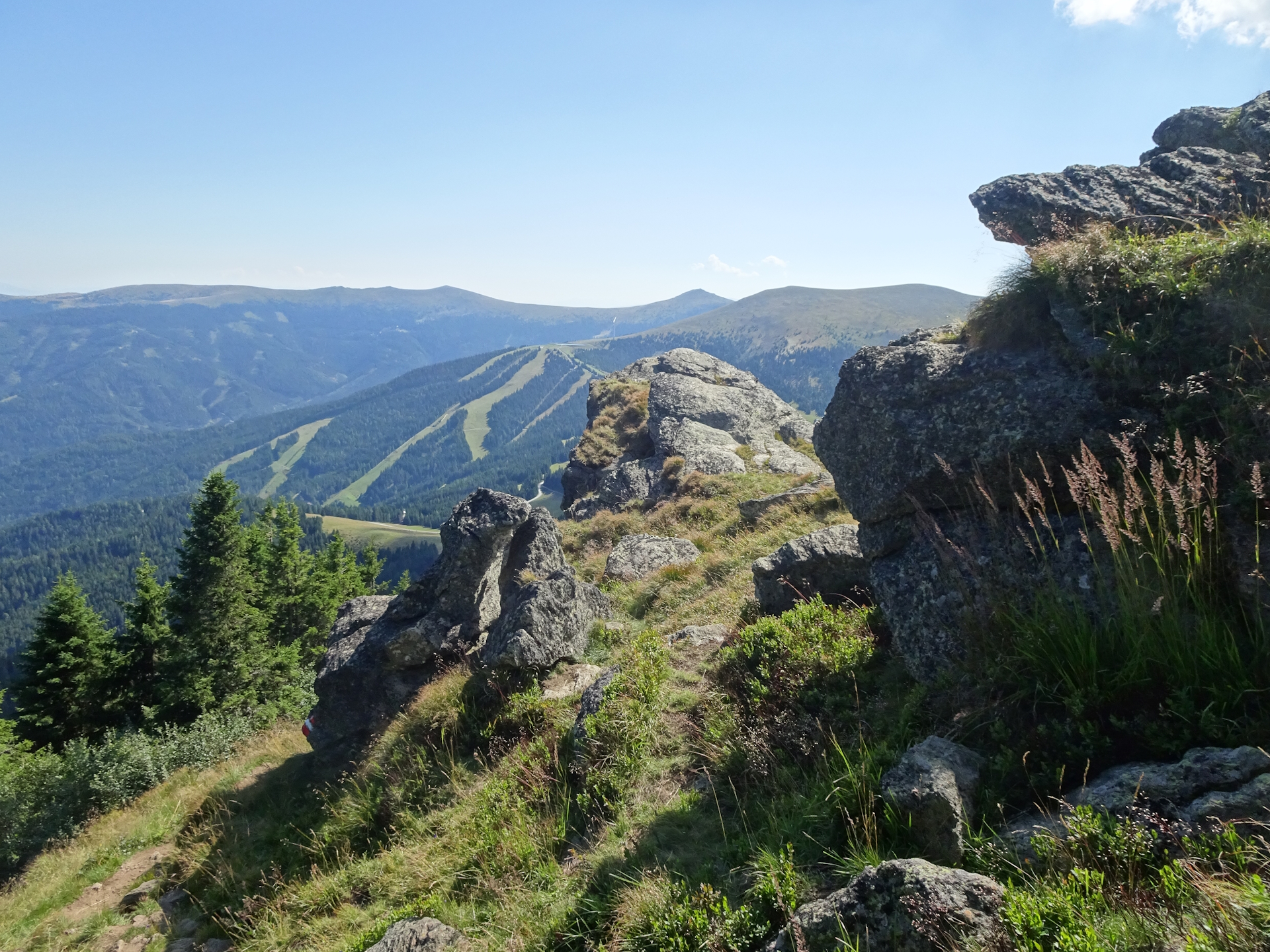 Alpine trail down to <i>Salzstiegelhaus</i>