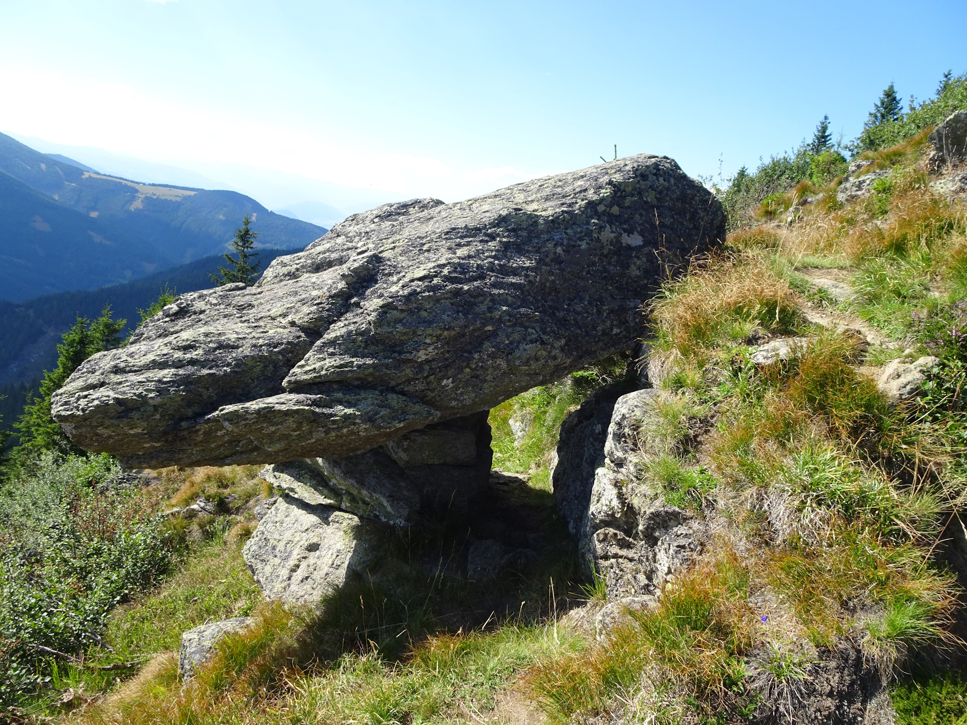 Impressive rocks seen from the trail down to <i>Salzstiegelhaus</i>