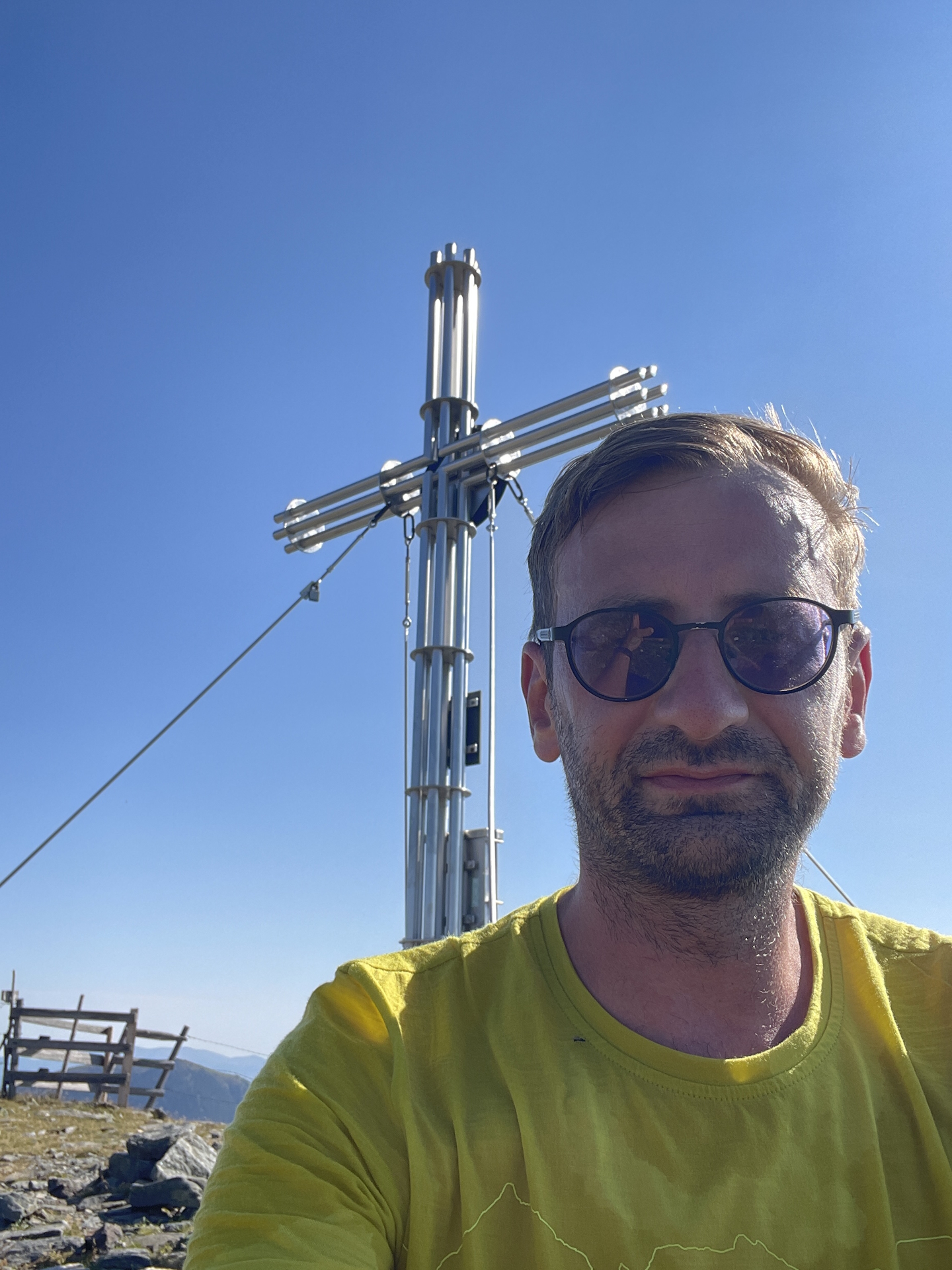 Planning the further detour at the summit cross of <i>Speikkogel</i>